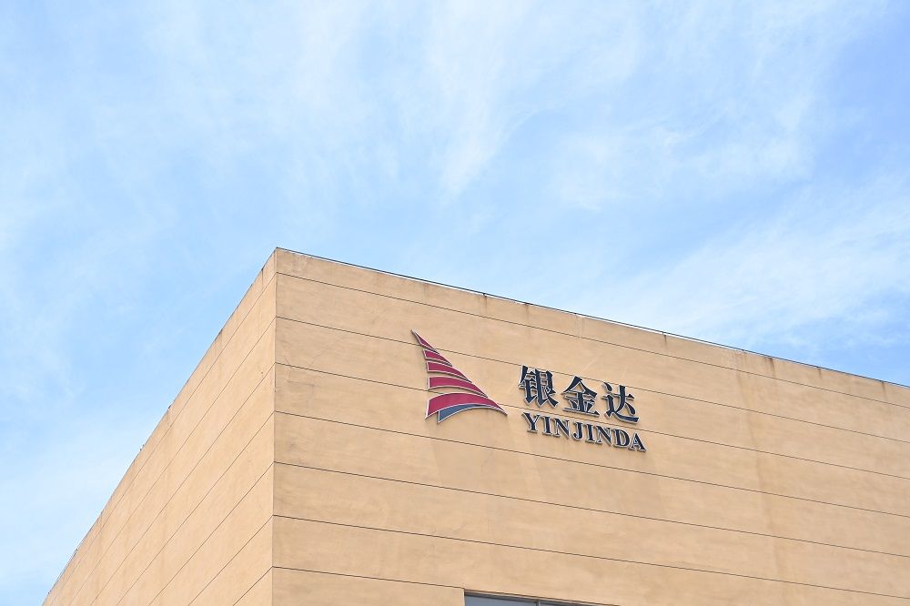 《河南日?qǐng)?bào)》聯(lián)合《大河財(cái)立方》刊文銀金達(dá)董事長(zhǎng)閆銀鳳《這些豫企相當(dāng)潮丨河南銀金達(dá)控股集團(tuán)有限公司：如何將“一米寬”做到“千米深”》專(zhuān)題訪(fǎng)談